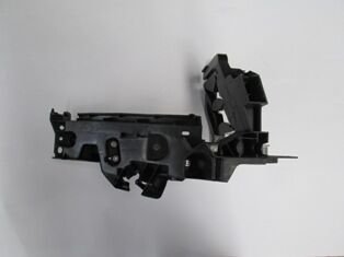 8R0805607 - Audı Q5- 10/12; Far Alt Bağlantı Braketi Köşe Sol Plastik (Bfn)