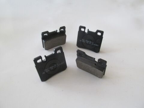 A0024200120 - Mercedes 190- W201- 83/93; Arka Fren Balatası (Kablosuz)(Disk) (61,8X58,1X13,5)(Bramax)
