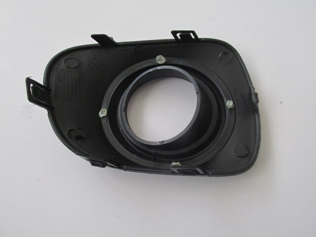 Mıtsubıshı L200- Pıck Up- 10/13; Sis Lamba Kapağı Sol Sis Delikli (üst Çerçevesi Gri) (fpı) - 6400C174T