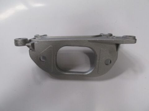 6001547896 - Dacıa Sandero- 13/20; Motor Bağlantı Kulağı 1.2/1.6Cc