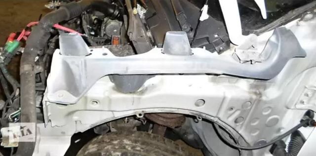 Renault Kangoo- 3- 08/13; Ön Çamurluk Bağlantı Suportu Sol (polyester) - 631235857R