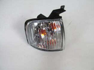 Um47-51-060 - Mazda B2500- Pıck Up- 04/06; Ön Sinyal Sağ Beyaz (Aa Motor)