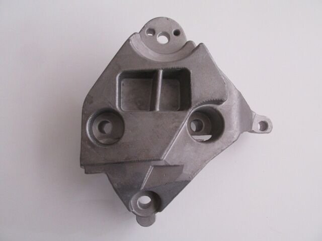 8200101849 - Renault Kangoo- 98/03; Motor Üst Bağlantı Kulağı (Takoz) (Alüminyum)