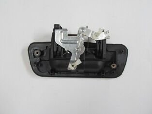 8-97235385-2 - Isuzu D Max- Pıck Up- 04/07; Arka Bagaj Kapağı Orta Açma Kolu Siyah (Kilit Deliksiz) (Bfn)