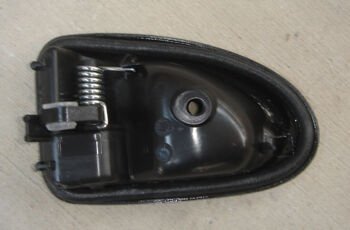 7700353282 - RENAULT MASTER- 1- 97/03; ÖN KAPI İÇ AÇMA KOLU SAĞ SİYAH (PÜTÜRLÜ) (PLEKSAN)