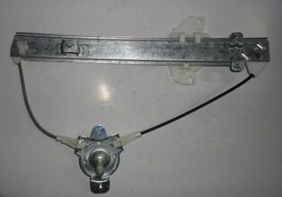 Hyundaı Elantra- 98/01; Ön Cam Krikosu Sağ Manuel - 82402-29001