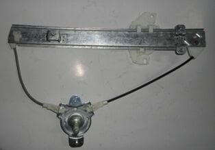 Hyundaı Elantra- 98/01; Ön Cam Krikosu Sağ Manuel - 82402-29001