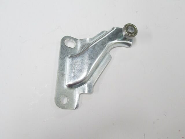 Mıtsubıshı L300- Minibüs- 88/09; Orta Kapı Üst Ray Bağlantısı Sol (tw) - MB421113